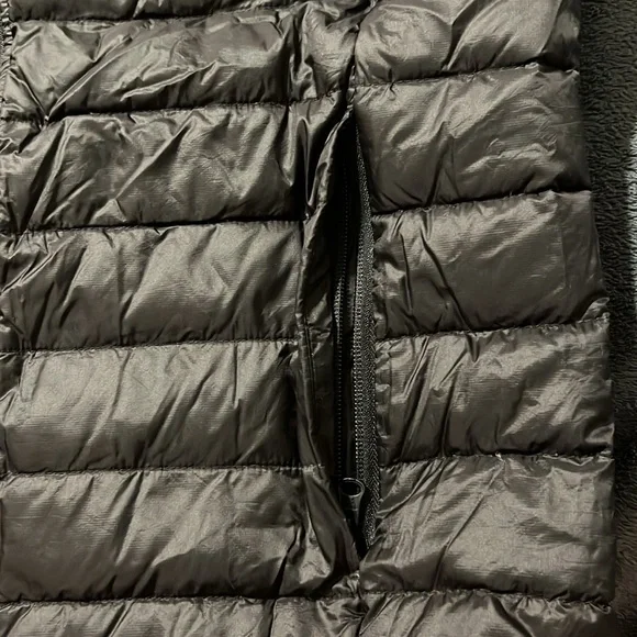 American Eagle black puffer vest men’s size medium two large pockets zip up - Picture 6 of 8